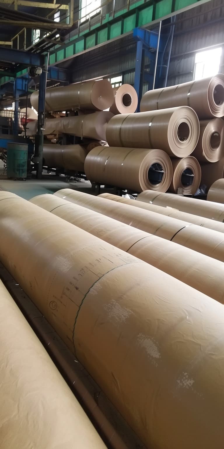 Rollos de papel VCI Kraft apilados en una industria en México