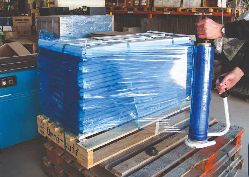 Pallet de inventario metalico envuelto en pelicula estirable VCI azul de PREMCO en un almacén